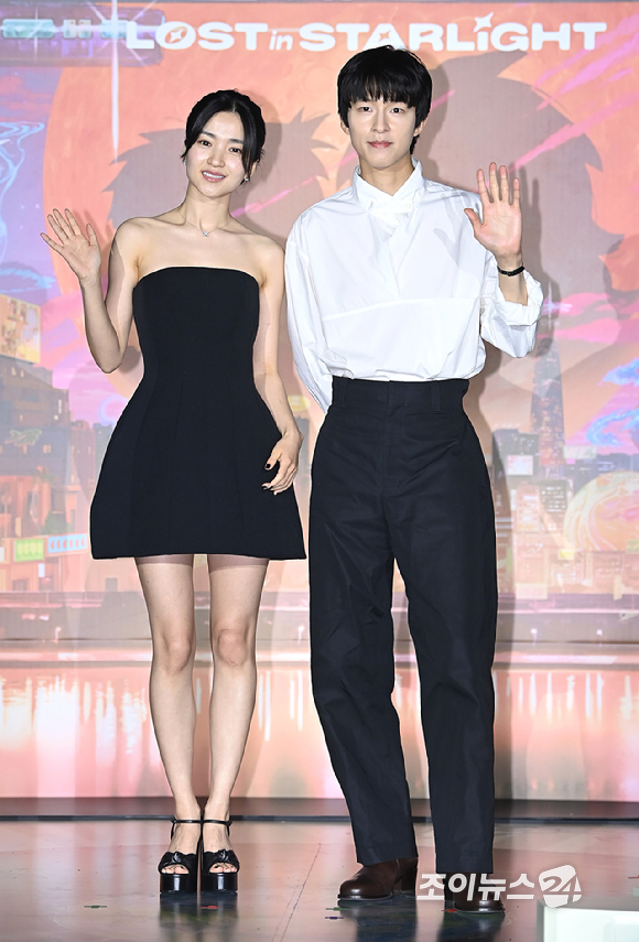 배우 김태리와 홍경이 27일 오후 서울 광진구 롯데시네마 건대입구에서 열린 '이 별에 필요한' 언론시사회 및 간담회에서 포토타임을 갖고 있다. [사진=곽영래 기자]