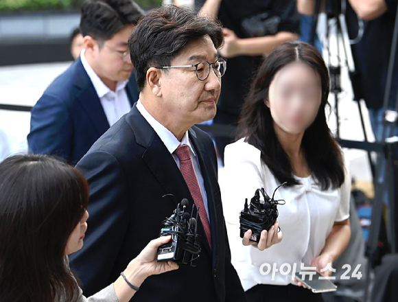 권성동 국민의힘 의원이 27일 오전 서울 종로구에 마련된 김건희 특검팀(특별검사 민중기) 사무실로 통일교 부정 청탁 의혹 관련 조사를 받기 위해 출석하고 있다. [사진=곽영래 기자]