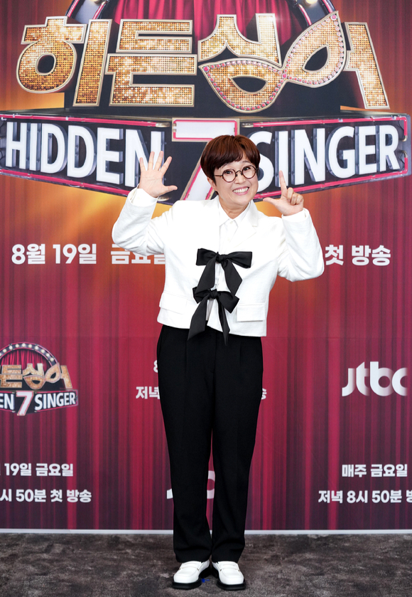 코미디언 송은이가 19일 온라인으로 진행된 JTBC '히든싱어7' 제작발표회에 참석해 포즈를 취하고 있다. [사진=JTBC]