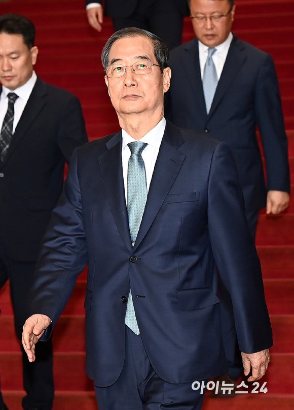 한덕수 대통령 권한대행 국무총리가 24일 오전 서울 여의도 국회에서 열린 추가경정예산안 시정연설을 마치고 국회를 나서고 있다. [사진=곽영래 기자]