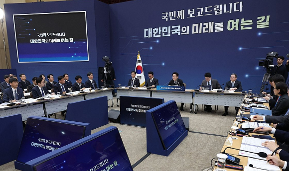 과기정통부 업무보고...李 &quot;부총리 격상한 이유 알아야&quot;