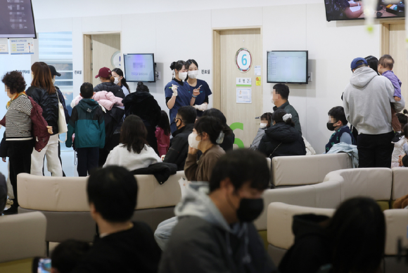 독감이 유행 중인 11일 성북구 우리아이들병원 진료실이 진료를 받기 위해 기다리는 어린이들로 붐비고 있다. [사진=연합뉴스]