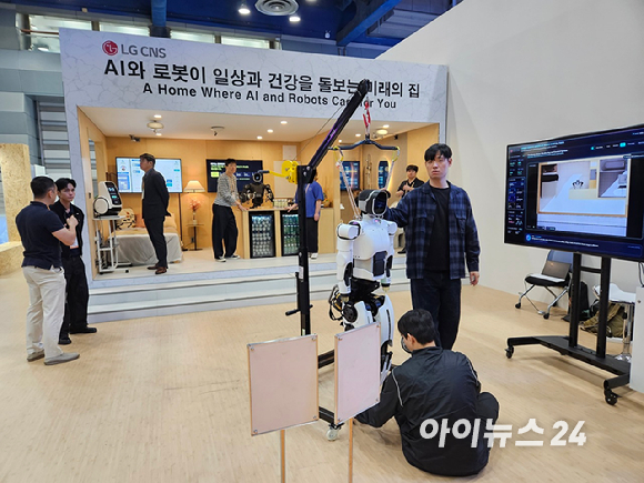 중국 휴머노이드 기업 '갤봇'은 차세대 휴머노이드 'ET1'의 개발 단계 플랫폼으로 테니스 코치와의 시합을 선보였다. [사진=설재윤 기자]