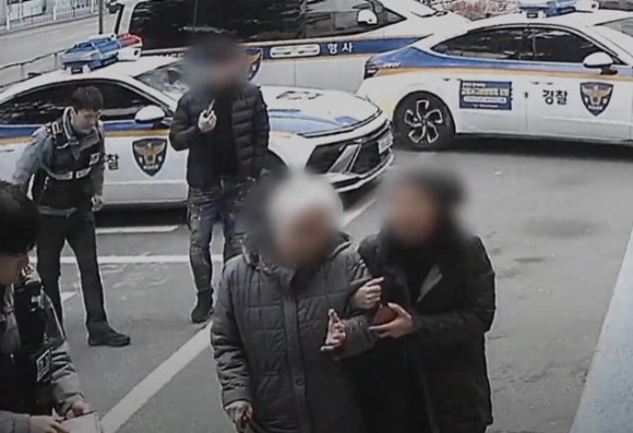 보이스피싱(전화 금융 사기)에 속아 현금을 인출하려던 80대 할머니가 남편의 신고로 피해를 막을 수 있었다. [사진=유튜브 채널 '대전경찰청']