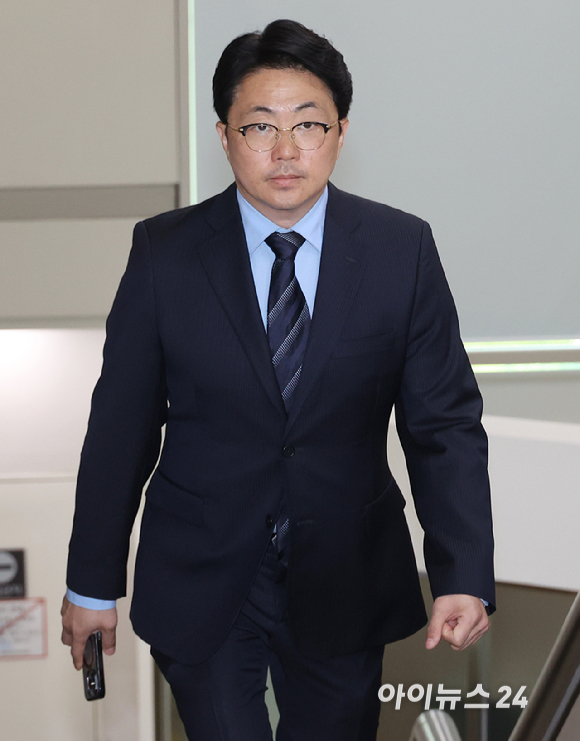 '김건희 집사'로 알려진 김예성 씨가 29일 오후 서울 서초구 서울고등법원에서 열린 횡령 등 혐의 항소심 선고 공판에 출석하고 있다. [사진=곽영래 기자]