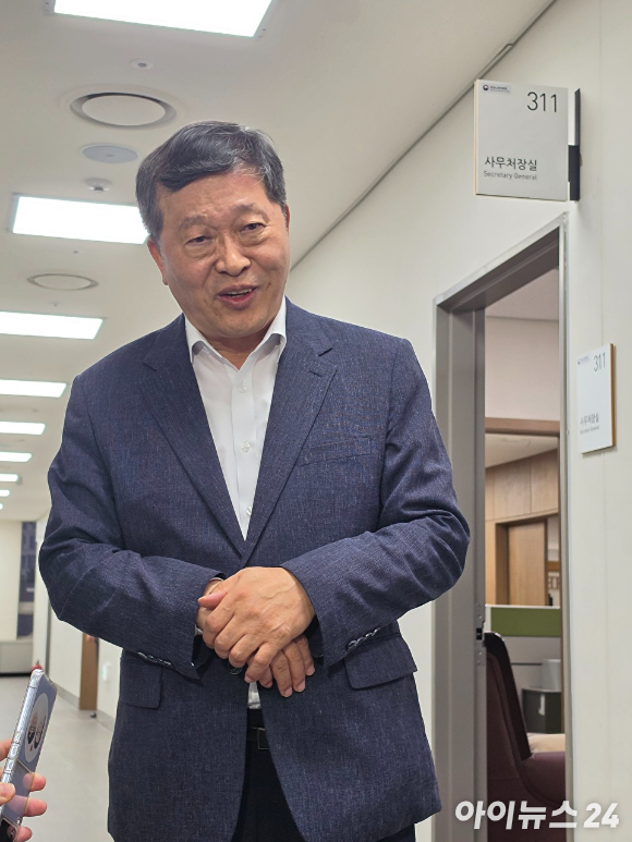 박수근 중앙노동위원회 위원장이 오후 조정회의를 마치고 기자들의 질문에 답하고 있다. [사진=황세웅 기자]
