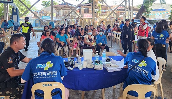 부산대학교병원 의료진들이 필리핀 라푸라푸 마을 주민들을 대상으로 진료를 하고 있다. [사진=부산대학교병원]