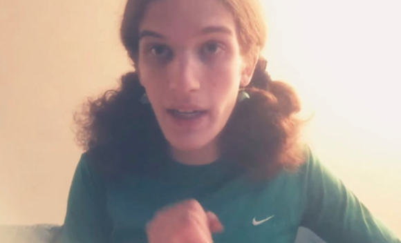 지난 27일(현지시간) 미국 미네소타주 미니애폴리스 가톨릭학교에서 총기난사 사건이 발생한 가운데 인근 공원에서 열린 촛불 추모식에서 두 어린이가 서로 껴안고 위로하며 울음을 터뜨리고 있다. [사진=로이터/연합뉴스]