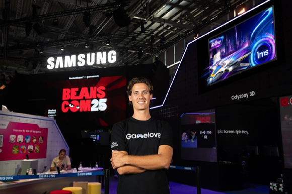 삼성전자 모델이 독일 쾰른에서 열린 '게임스컴 2025(Gamescom 2025)'에서 삼성 부스를 소개하고 있다. [사진=삼성전자]