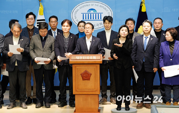 더불어민주당 재선의원들이 12일 오전 서울 여의도 국회에서 헌법재판소 선고 촉구 기자회견을 하고 있다. [사진=곽영래 기자]