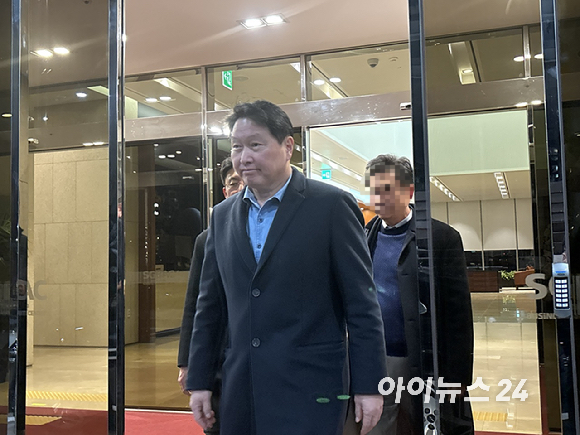 중국 출장 후 귀국하는 최태원 SK그룹 회장 [사진=권서아 기자]