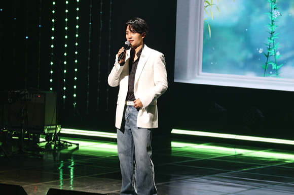 이승기가 데뷔 20주년 팬미팅을 열고 팬들을 만나고 있다. [사진=빅플래닛메이드]