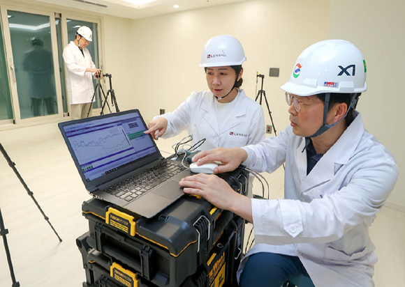 GS건설과 LX하우시스가 함께 개발한 '층간소음 저감 바닥구조'를 실험해보고 있다. [사진=GS건설]