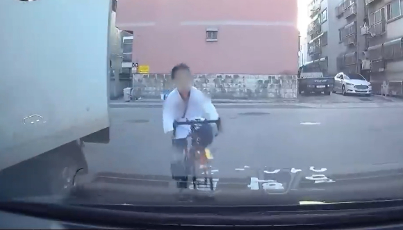 한 운전자가 지난 5월 31일 경남 양산시에 있는 한 골목길에서 천천히 주행하던 중 자전거와 맞부닥치는 사고가 난 가운데 90% 상당 과실이 측정될 수 있어 억울함을 호소했다. [사진=유튜브 '한문철TV']