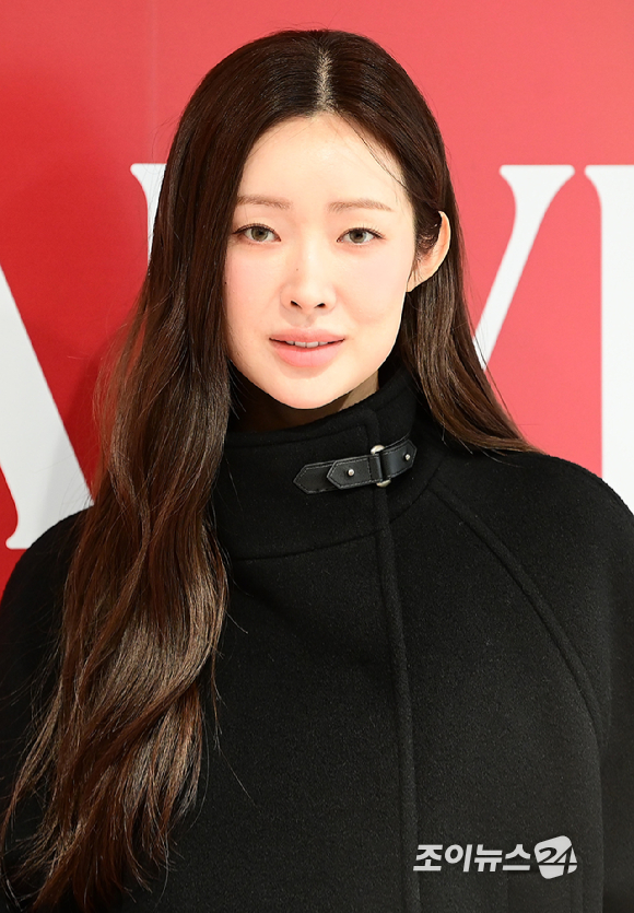 배우 차정원이 2일 오후 서울 용산구 한남동 인근에서 열린 레이브 홀리데이 컨셉스토어 '스위트 홀리데이' 오픈 기념 포토월 행사에 참석하고 있다. [사진=정소희 기자]