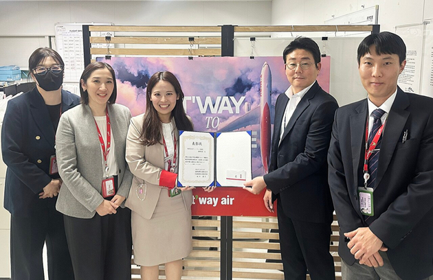 티웨이항공 일본 후쿠오카지점이 2025년도 상반기 항공보안감사에서 모범적인 항공보안 교육훈련을 실시한 공로로 후쿠오카국제공항으로부터 표창장을 수상했다 [사진=티웨이항공]