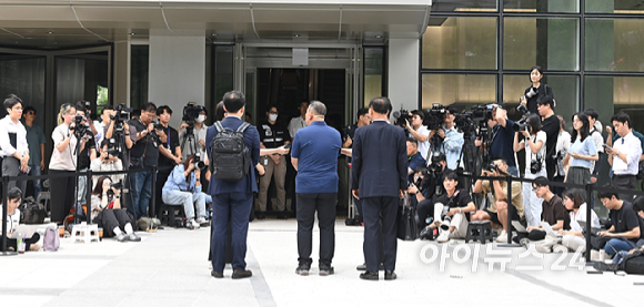 공천개입 의혹을 받는 명태균씨가 31일 오전 서울 종로구에 마련된 김건희 특검팀(특별검사 민중기) 사무실로 조사를 받기 위해 출석하고 있다. [사진=곽영래 기자]