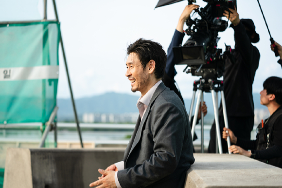김홍선 감독이 넷플릭스 시리즈 '들쥐' 인터뷰에 앞서 포즈를 취하고 있다. [사진=넷플릭스]