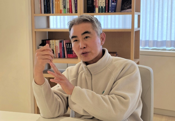 장현국 넥써쓰 대표가 아이뉴스24와 인터뷰를 진행하고 있다. [사진=넥써쓰]