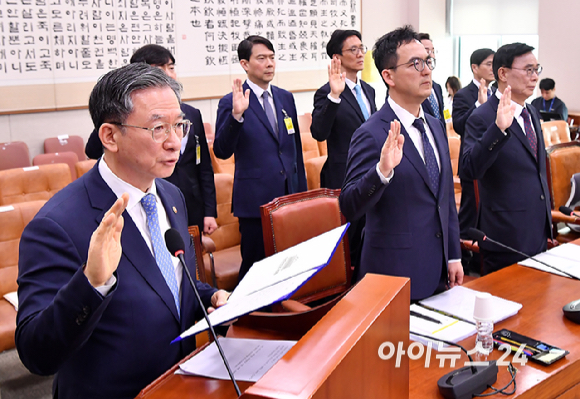 정성호 법무부 장관과 기관 증인들이 3일 서울 여의도 국회에서 열린 윤석열 정권 정치검찰 조작기소 의혹사건 진상규명 국정조사 특별위원회 전체회의에서 선서를 하고 있다. [사진=곽영래 기자]