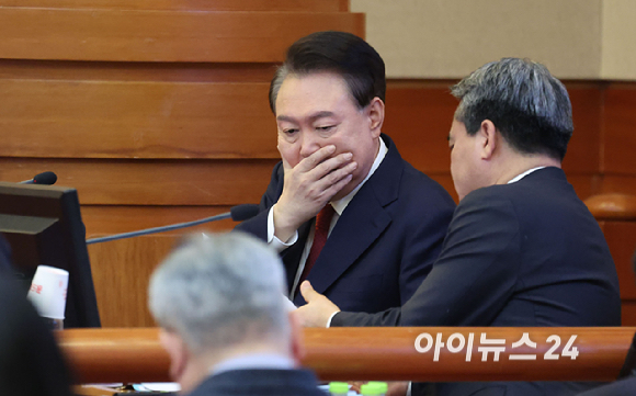 윤석열 대통령이 6일 서울 종로구 헌법재판소 대심판정에서 열린 탄핵 심판 6차 변론에 출석해 변호인과 대화하고 있다. [사진=사진공동취재단]