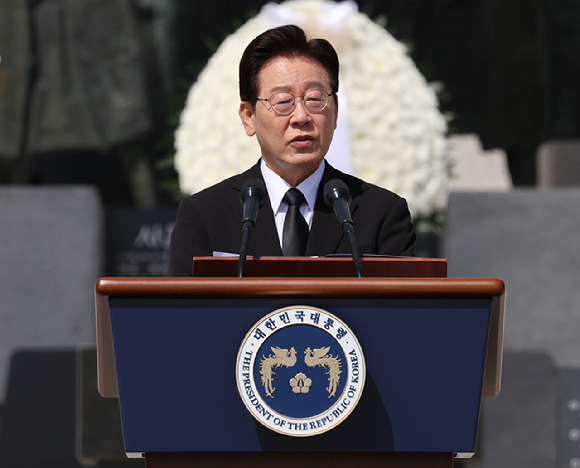 이재명 대통령이 19일 서울 강북구 국립 4&middot;19민주묘지에서 열린 4&middot;19혁명 기념식에서 기념사를 하고 있다. 2026.4.19 [청와대통신사진기자단] [사진=연합뉴스]