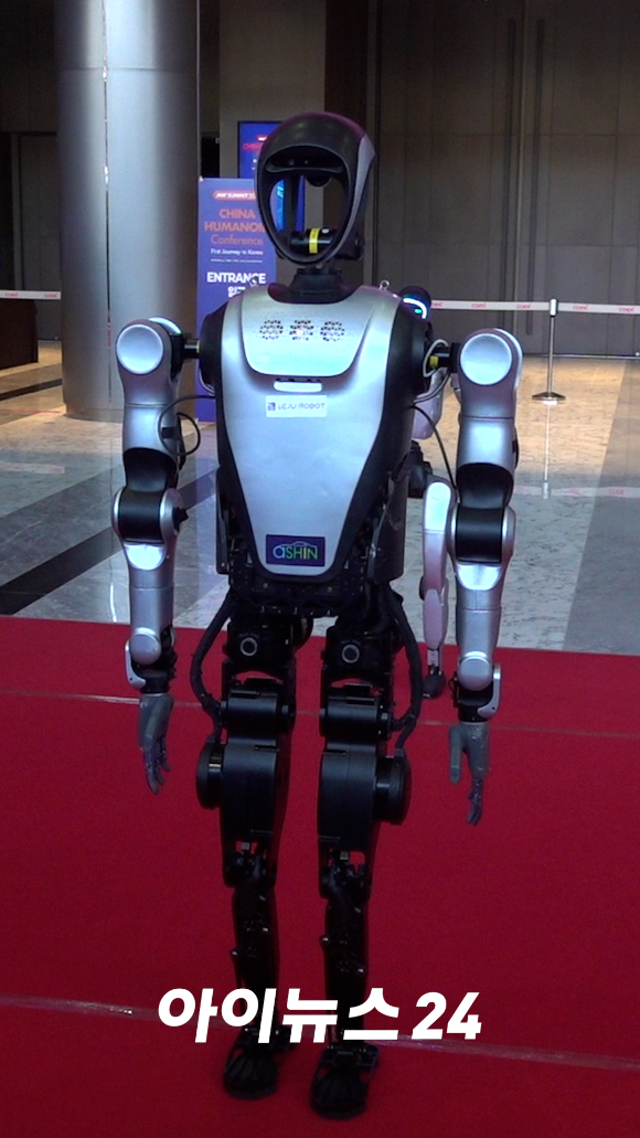 지난 4일 오전 서울 강남구 코엑스에서 열린 2026 스마트공장&middot;자동화산업전(AW2026)에서 중국 휴머노이드 로봇 레쥬 쿠아보 4프로가 시연을 하고 있다. [사진=문수지 기자]