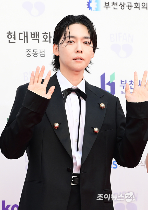 위너 김진우가 3일 오후 경기도 부천시 부천아트센터에서 열린 제29회 부천국제판타스틱영화제 레드카펫 행사에 참석하고 있다. [사진=정소희 기자]