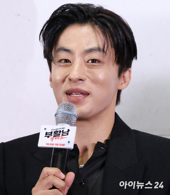 배우 구교환이 지난 8월 서울 송파구 롯데시네마 월드타워점에서 진행된 영화 '부활남: 더 레드'(감독 백종열) 언론시사회에 참석해 발언하고 있다. [사진=문수지 기자]