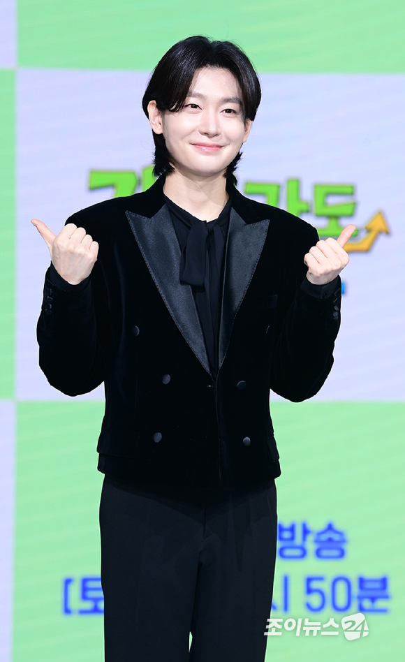 가수 김용빈이 16일 오전 서울 마포구 쇼킹케이팝센터에서 열린 ENA 예능 프로그램 '길치라도 괜찮아' 제작발표회에 참석하고 있다. [사진=정소희 기자]