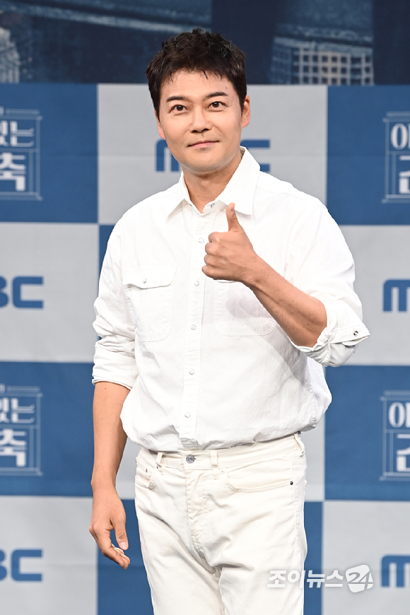 방송인 전현무가 21일 오후 서울 마포구 상암동 MBC에서 열린 MBC 새 교양프로그램 '이유 있는 건축-공간 여행자' 제작발표회에 참석해 포즈를 취하고 있다. [사진=문수지 기자]