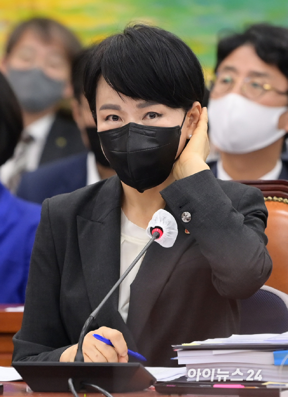 전현희 국민권익위원장이 13일 오전 서울 여의도 국회에서 열린 국회 정무위원회의 국민권익위원회&middot;국가보훈처 등에 대한 국정감사에 참석하고 있다. [사진=정소희 기자]