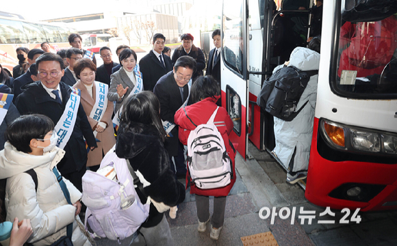 이재명 더불어민주당 대표가 24일 오전 서울 서초구 반포동 고속터미널에서 시민들에게 설 귀성 인사를 하고 있다. [사진=곽영래 기자]