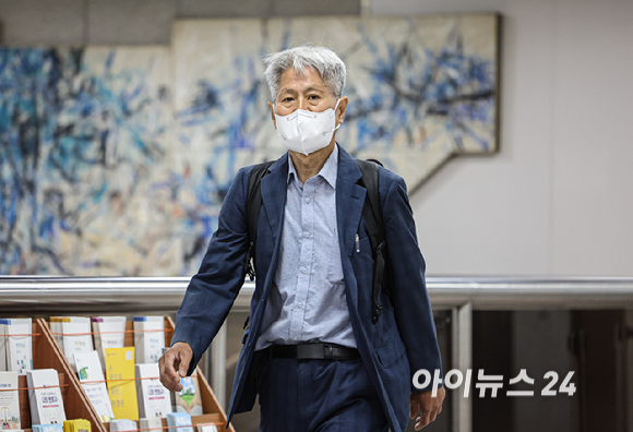 정보통신망법상 명예훼손 등 혐의로 기소된 신학림 전 언론노조 위원장이 9일 오전 서울 서초구 서울중앙지방법원에서 열린 공판에 출석하고 있다. [사진=사진공동취재단]
