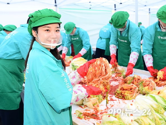 하나금융그룹이 11일 오전 서울 중구 하나금융그룹 명동사옥에서 2024년 모두하나데이 사랑의 김장 나눔 행사를 개최했다. 참석자들이 김장을 하고 있다. [사진=정소희 기자]