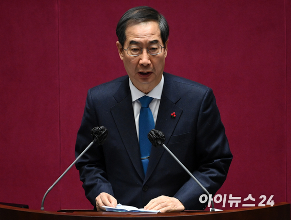 한덕수 국무총리가 24일 새벽 서울 여의도 국회에서 열린 제401회 국회(임시회) 제3차 본회의에서 인사말을 하고 있다. [사진=김성진 기자]