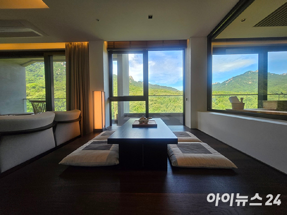 안토 비회원 캐빈 객실에서 바라본 북한산 전경. [사진=박은경 기자]