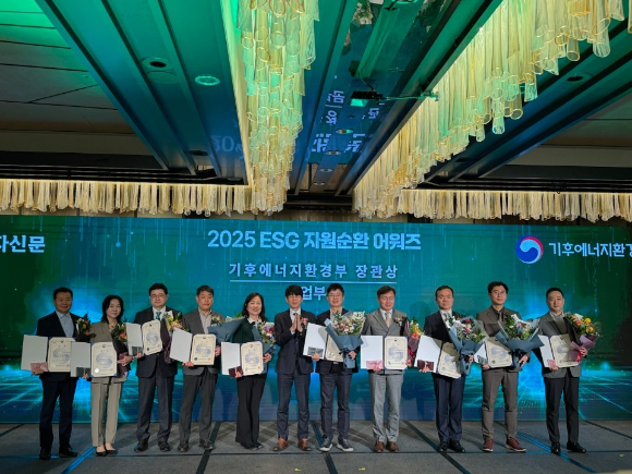 한국항공우주산업(KAI)이 지난 24일 ESG 자원순환 어워즈 기후에너지환경부 장관상을 수상하고 있다. [사진=KAI]