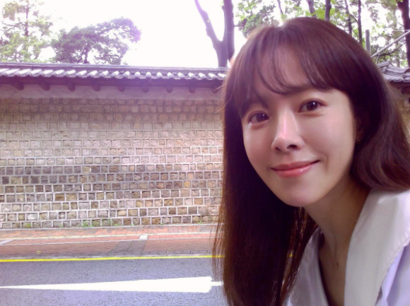 한지민, ♥최정훈과 돌담길 데이트? 청순미 폭발한 비주얼 &apos;또 반할 듯&apos;