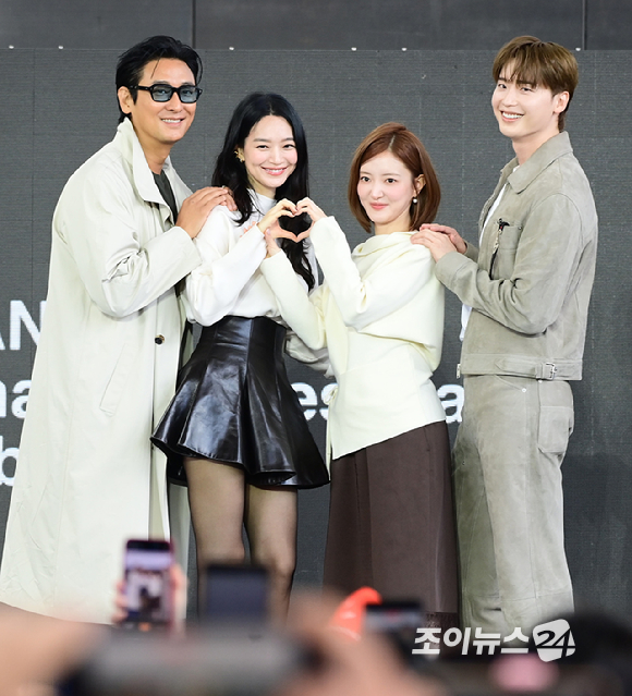배우 주지훈-신민아-이세영-이종석이 10일 부산 해운대구 영화의전당에서 열린 제31회 부산국제영화제 '재혼 황후' 야외 무대인사에 참석하고 있다. [사진=정소희 기자]