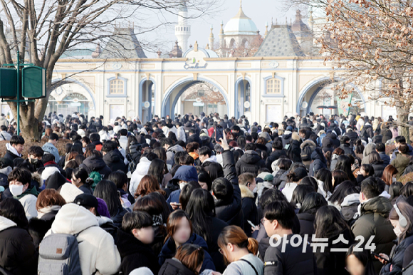 푸바오가 일반 관람객들을 만나는 마지막 날인 3일 오전 용인 에버랜드에서 관람객들이 일명 '오픈런'을 하기 위해 추위 속에서 대기하고 있다. [사진=사진공동취재단]