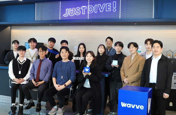 2023 웨이브 테크 인턴십 참여자들이 여의도 콘텐츠웨이브 사옥에서 기념촬영을 하고 있다. [사진=웨이브(Wavve)]