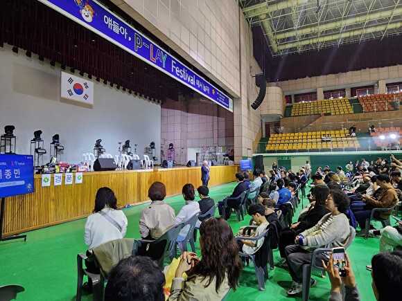 지난 19일 이종민 교육장이 평택 공유학교 'P-L.A.Y Festival' 개최 축사를 하고 있다. [사진=평택시교육지원청]