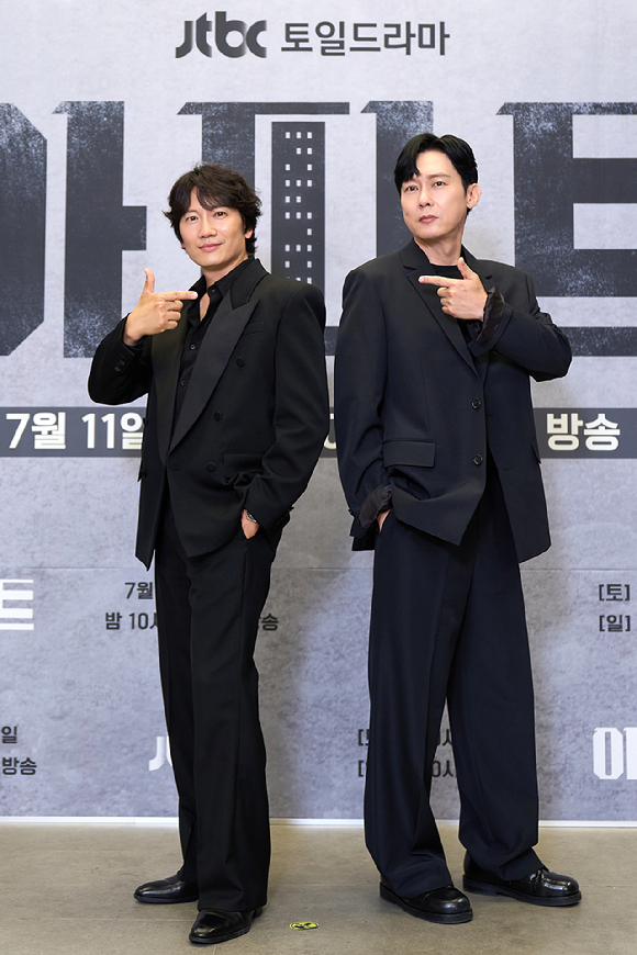 배우 지성과 박병은이 10일 온라인으로 진행된 JTBC 새 토일드라마 '아파트' 제작발표회에 참석하고 있다. [사진=JTBC]