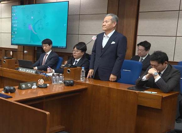 12&middot;3 비상계엄 당시 언론사 단전&middot;단수 지시를 전달하는 등 내란에 가담한 혐의로 기소된 이상민 전 행정안전부 장관이 1심에서 실형을 선고받았다. 서울중앙지법 형사합의32부(류경진 부장판사)는 12일 내란 중요임무 종사 등 혐의로 재판에 넘겨진 이 전 장관에게 징역 7년을 선고했다. 이날 열린 선거공판에 이 전 장관이 출석해 있다. 2026.2.12 [서울중앙지법 제공, 재판매 및 DB 금지] [사진=연합뉴스]