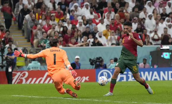 포르투갈 축구대표팀 곤살로 하무스(오른쪽)가 7일(한국시간) 열린 스위스와 2022 카타르월드컵 16강전에서 상대 골키퍼를 제치고 골을 넣고 있다. 하무스는 이날 3골 1도움으로 펄펄 날았다. [사진=뉴시스]