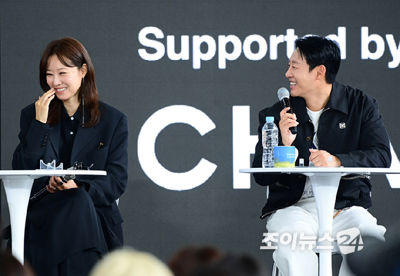 배우 김동욱이 19일 오전 부산광역시 해운대구 우동 영화의 전당에서 열린 제30회 부산국제영화제(BIFF) '윗집 사람들' 오픈토크 행사에 참석하고 있다. [사진=정소희 기자]
