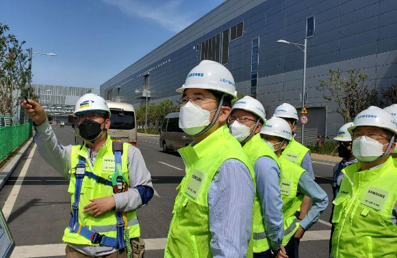 이재용 삼성전자 부회장(가운데)이 지난 2020년 5월 중국 시안 반도체 공장을 방문해 현장점검을 하고 있다. [사진=삼성전자]