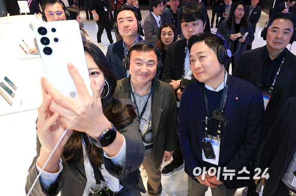 홍범식 LG유플러스 대표가 2일(현지시간) 스페인 바르셀로나 피라 그란 비아 전시장에서 열린 '모바일 월드 콩그레스(MWC)2026'에서 삼성전자 갤럭시 부스를 방문해 노태문 삼성전자 대표이사 사장(DX부문장)과 갤럭시 S26 울트라로 사진촬영을 하고 있다. 2026.03.02. [사진=바르셀로나=사진공동취재단]