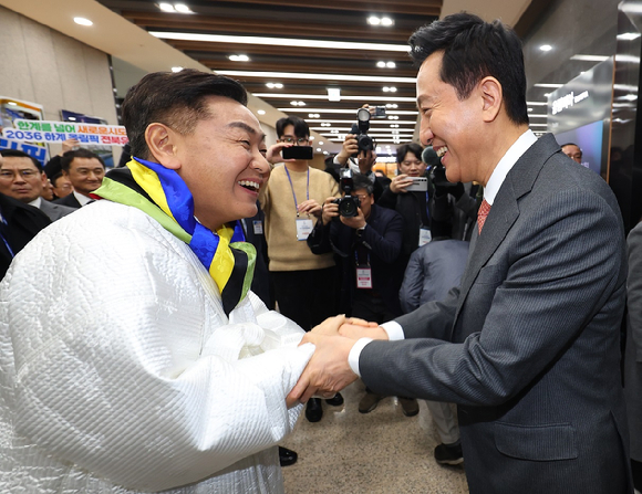 서울 송파구 올림픽파크텔에서 열린 대한체육회 대의원총회에서 2036 올림픽 유치에 도전하는 오세훈 서울시장이 PT 발표를 마친 뒤 총회장을 나서며 김관영 전북지사와 인사하고 있다. 2025.2.28 [사진=연합뉴스]